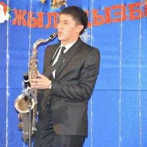 Молодой опытный саксофонист Алмат