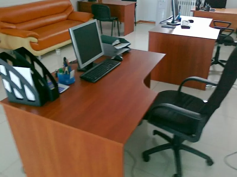 Продается офисное оборудование(диваны кожаные, столы, компьютеры) 4