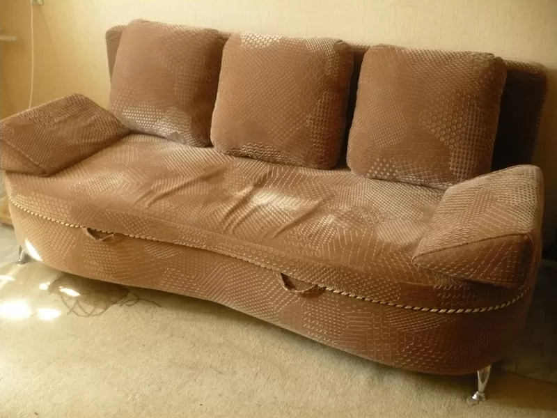 Раскладной диван с тремя подушками 