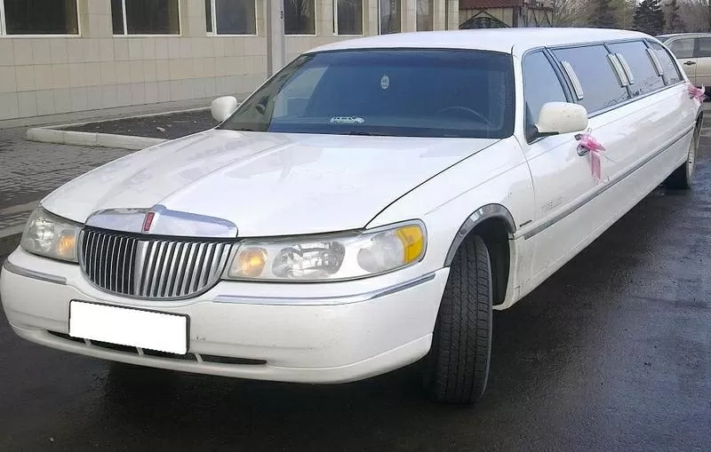 Элитный лимузин Lincoln Town Car белого цвета с водителем.