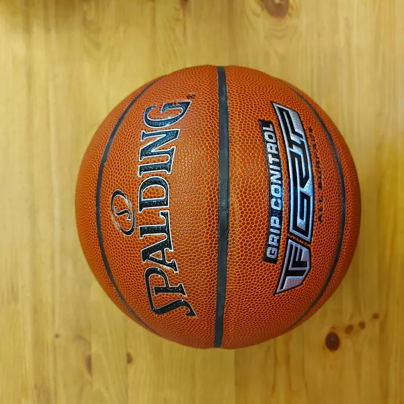 Баскетбольный мяч Spalding. Размер 7. Для зала и улицы. Коричневый.